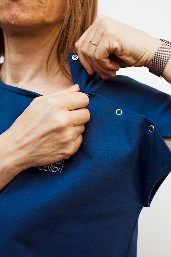 Le détail de l'ouverture des boutons-pression sur l'épaule de la version T-shirt du vêtement pour femme avec un PAC®