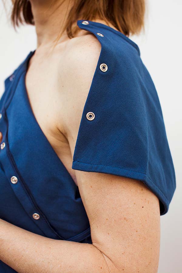 L'ouverture complète sur l'épaule de la version T-shirt du vêtement pour femme avec un PAC®