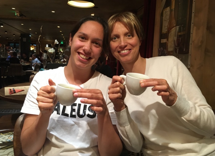 Photo d'Angeline et sa fille dans un café avant l'annonce de cancer