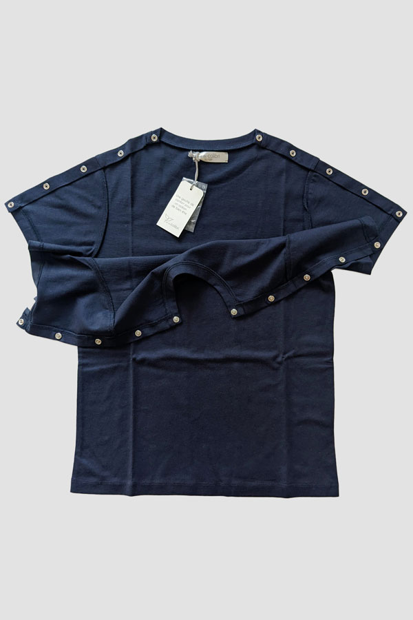 Photo à plat du tee-shirt adapté au Broviac® pour enfant à manches courtes ouvert sur les 2 côtés