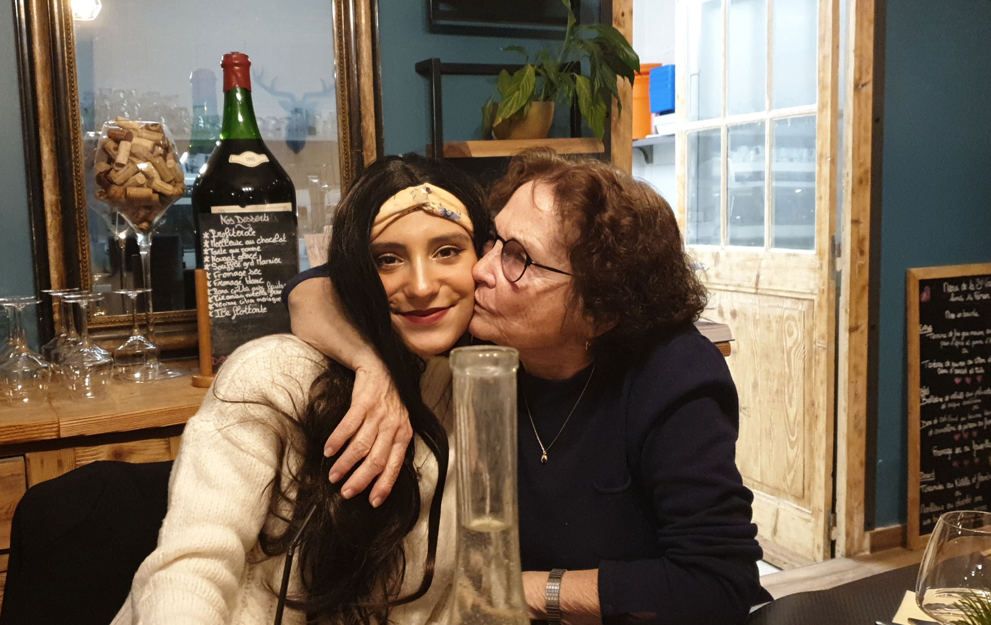 Photo de Carla et de sa grand-mère qui l'embrasse, pour accompagner son proche pendant un cancer ado,