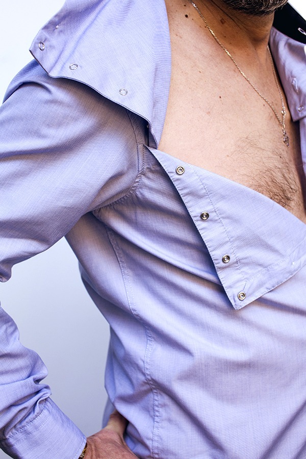 L'ouverture des boutons-pression de la version chemise du vêtement spécial chimio pour homme atteint d'un cancer