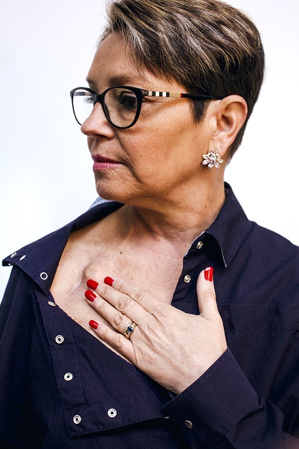 L'ouverture des boutons-pression de la chemise spécial chimio pour femme malade d'un cancer