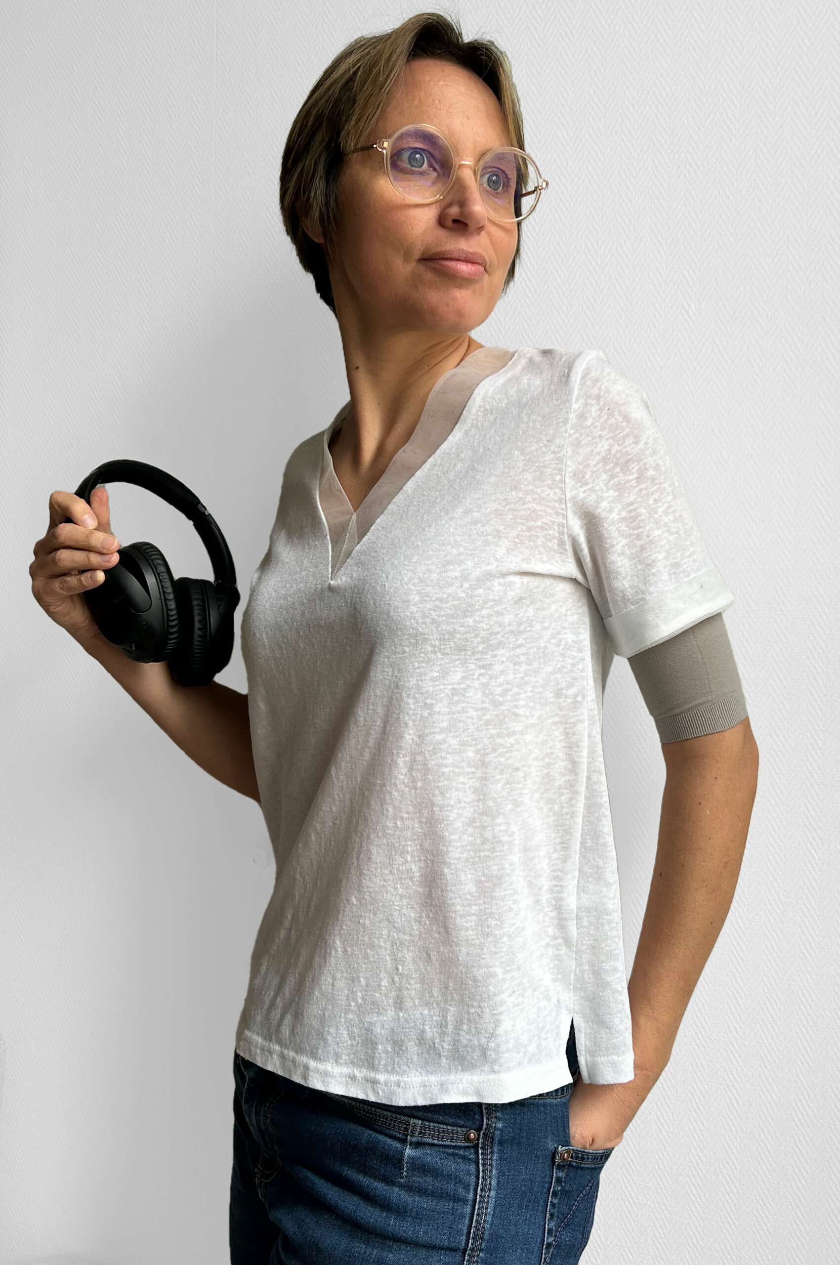 un manchon de protection pour une fistule en dialyse ou pour un dispositif dans la partie haute du bras, porté avec un tee-shirt à manches courtes
