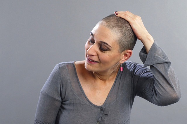 Photo d'une femme atteinte d'un cancer, chauve et sans turbans, souffrant d'une perte d'estime de soi