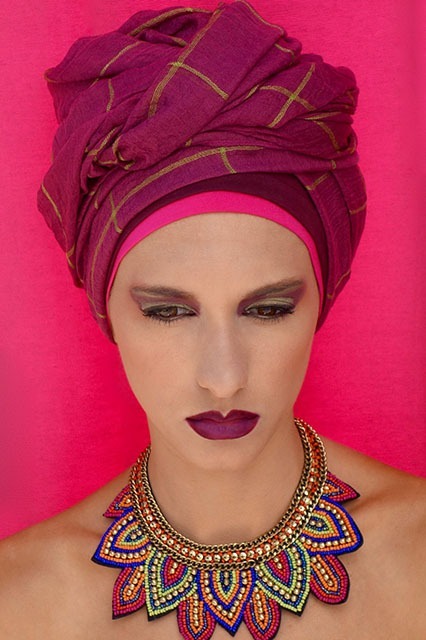 Un exemple de turbans qui redonne à cette femme malade du cancer, esthétiquement maquillée, son estime de soi
