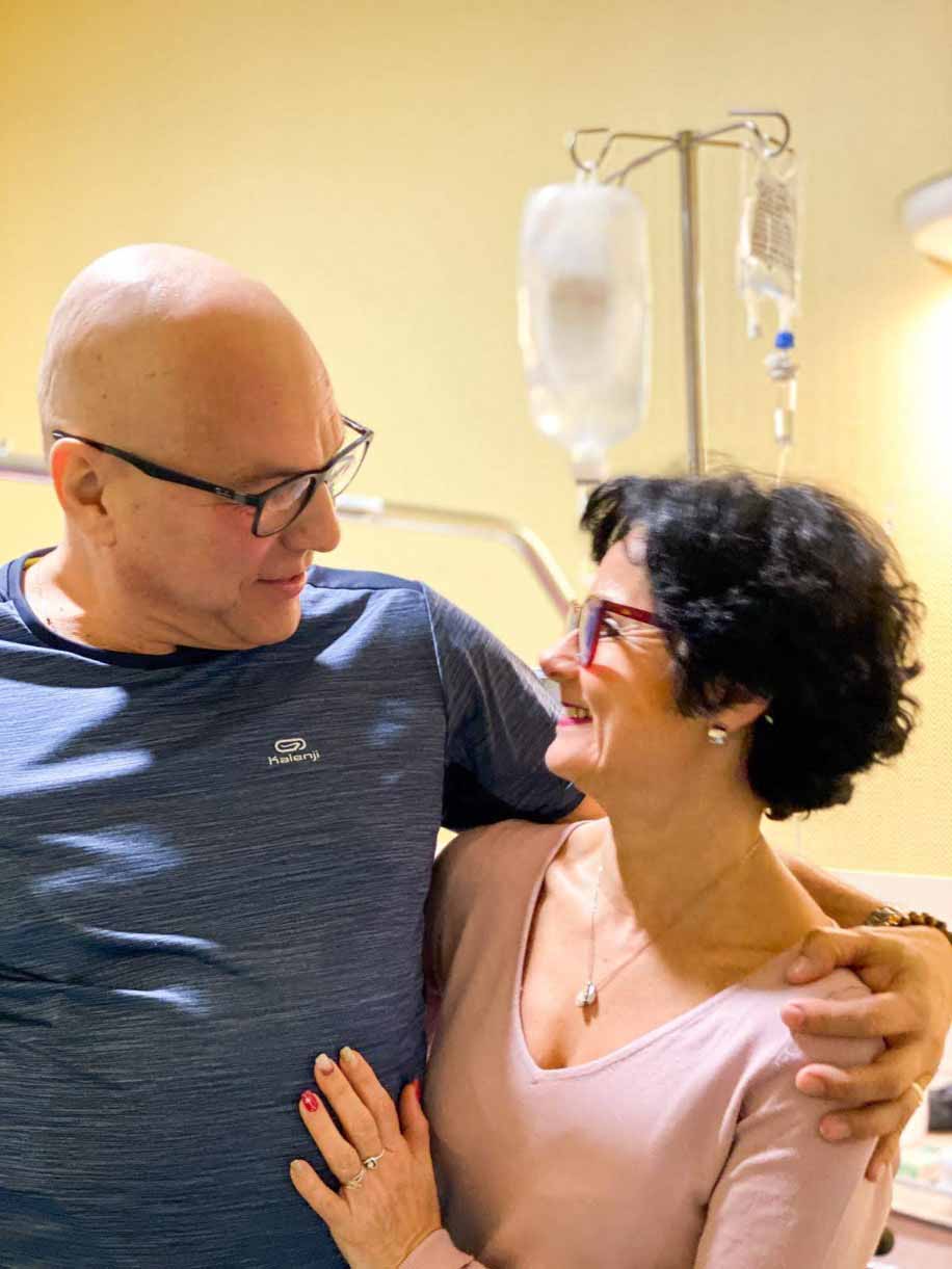 Lionel, un homme qui se bat contre un cancer, et sa femme à l'hôpital