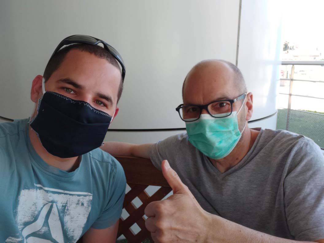 Visite masquée pendant le séjour à l'hôpital de Lionel où il reçoit ses soins contre le cancer