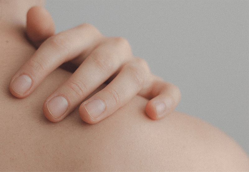 Photo de l'épiderme d'une épaule pour évoquer l'importance du soin de la peau après chimio