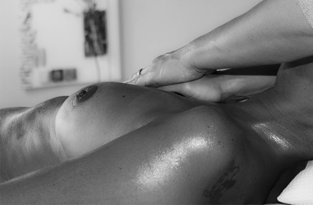 massage du haut du buste en socio esthétique pour apporter du bien être pendant un cancer