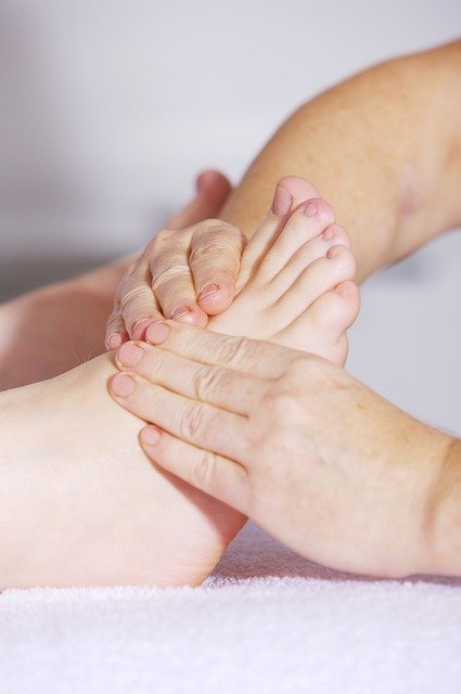 massage du pied en socio esthétique, un soin de support notamment en cancer