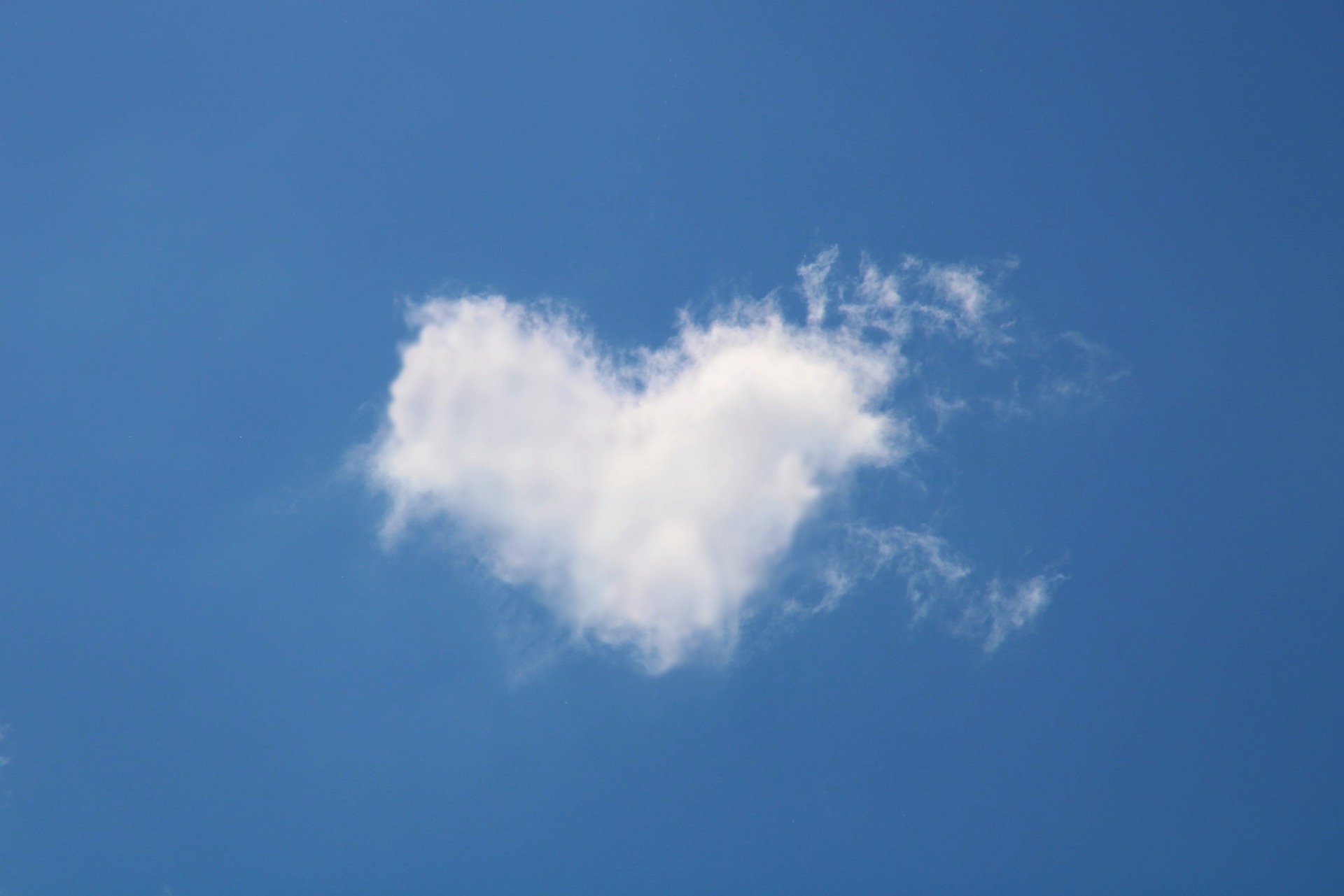 Nuage en forme de cœur représentatif de l'amour qui permet d'accompagner un proche pendant une épreuve de cancer