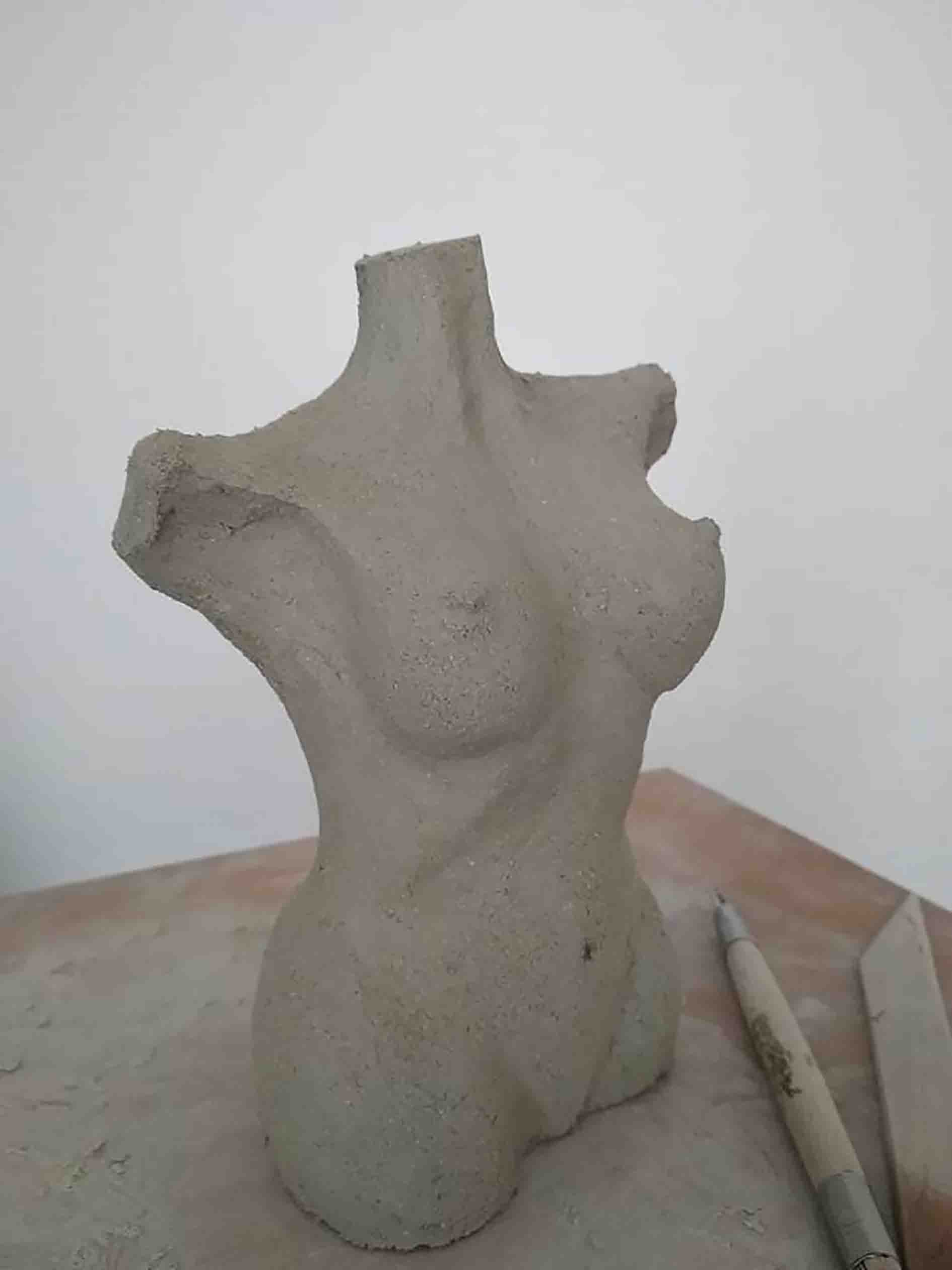 Sculpture d'un buste de femme réalisé par Béatrice, ancienne patiente du cancer, qui utilise l'art comme thérapie complémentaire