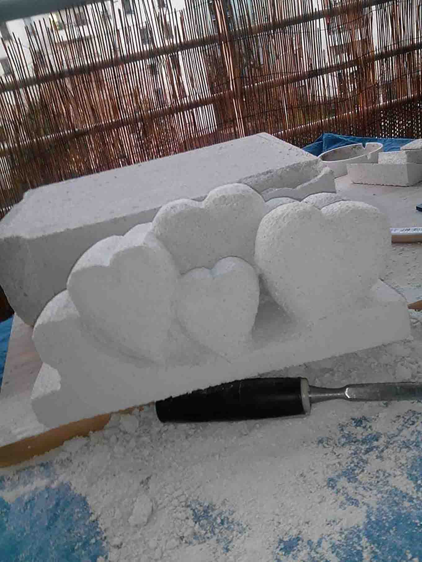 Une sculpture de cœurs sur plusieurs niveaux en Siporex réalisé par Béatrice