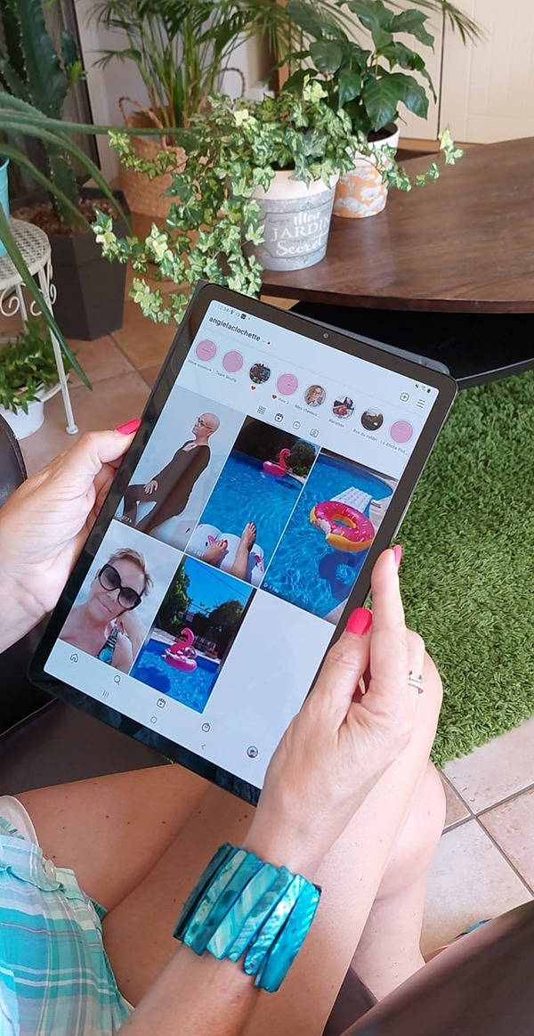 Sylvie et sa tablette, son outil pour poster sur les réseaux sociaux pendant son parcours de cancer