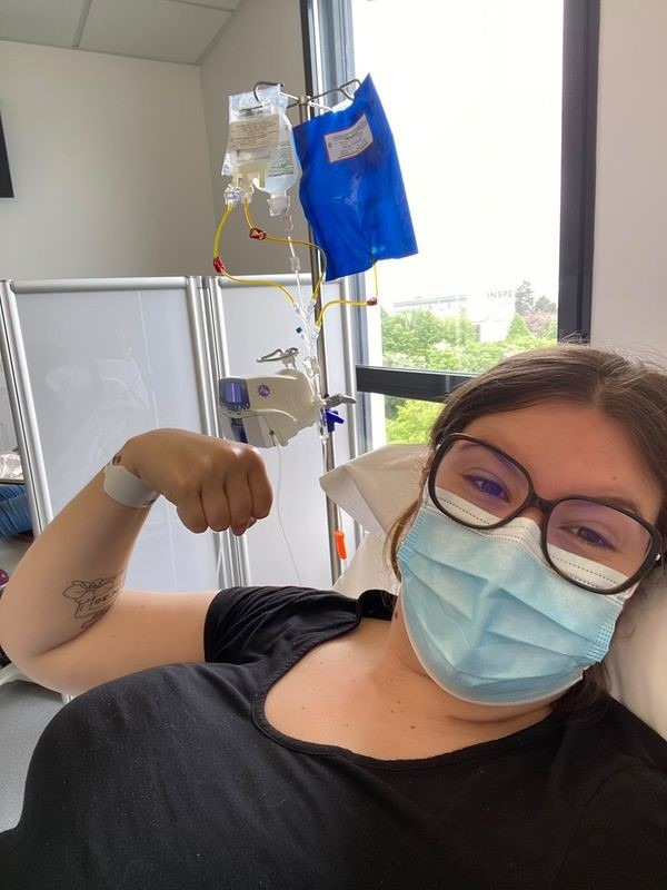 Photo d'Alicia à l'hôpital recevant un traitement de chimio contre le lymphome d'Hodgkin