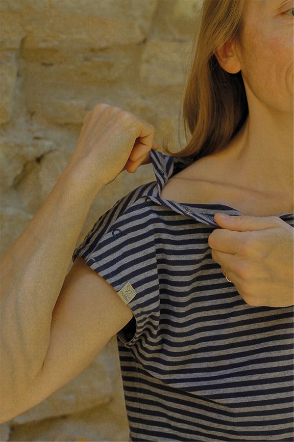 Zoom sur l'ouverture au niveau de l'épaule du t-shirt spécial perfusion pour femme à manches courtes