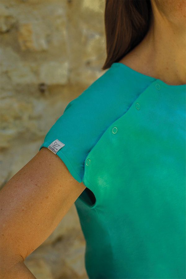 Zoom sur les boutons-pression au niveau de l'épaule du tee-shirt spécial chimio pour femme à manches courtes