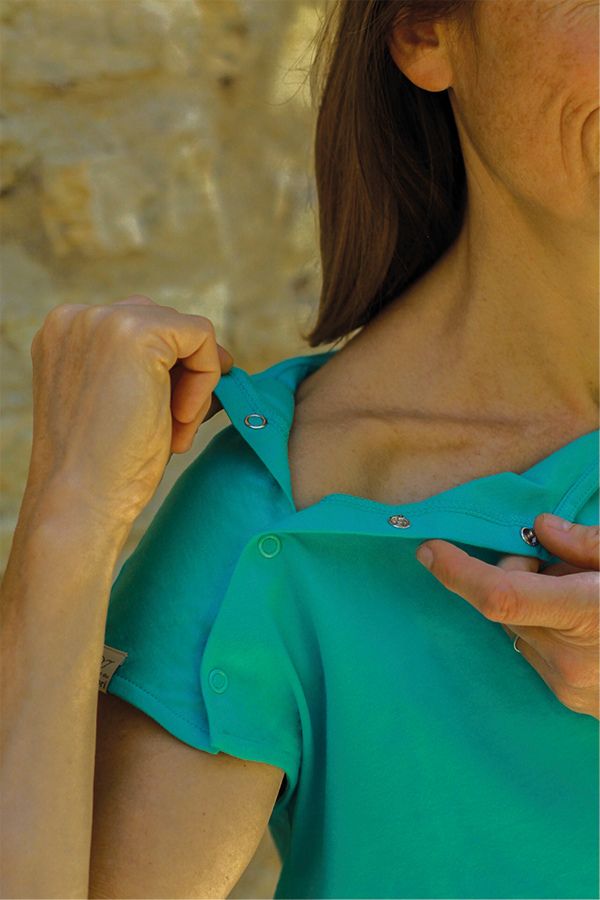 Zoom sur l'ouverture au niveau de l'épaule du tee-shirt spécial chimio pour femme à manches courtes