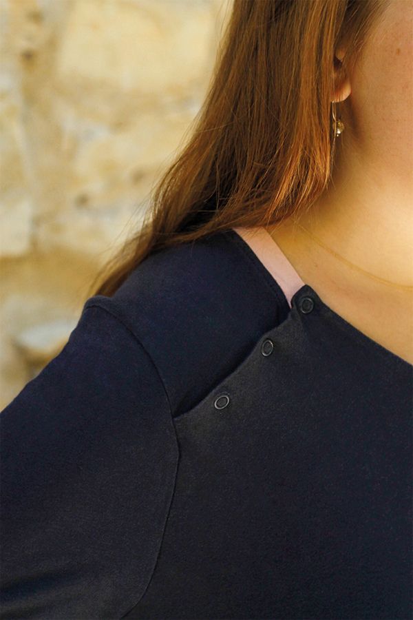 Zoom sur les boutons-pression de l'épaule du tee-shirt chimio femme manches longues