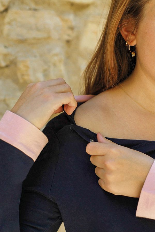 Détail de l'ouverture sur l'épaule du tee-shirt chimio femme manches longues