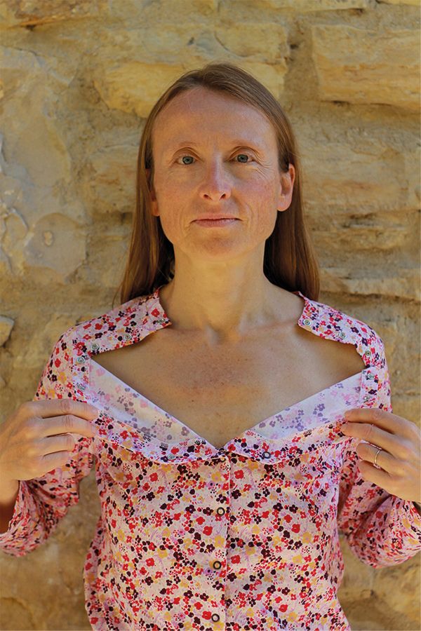 Photo de l'ouverture sur les épaules du T-shirt à motifs fleuris pour perfusion porté par une femme