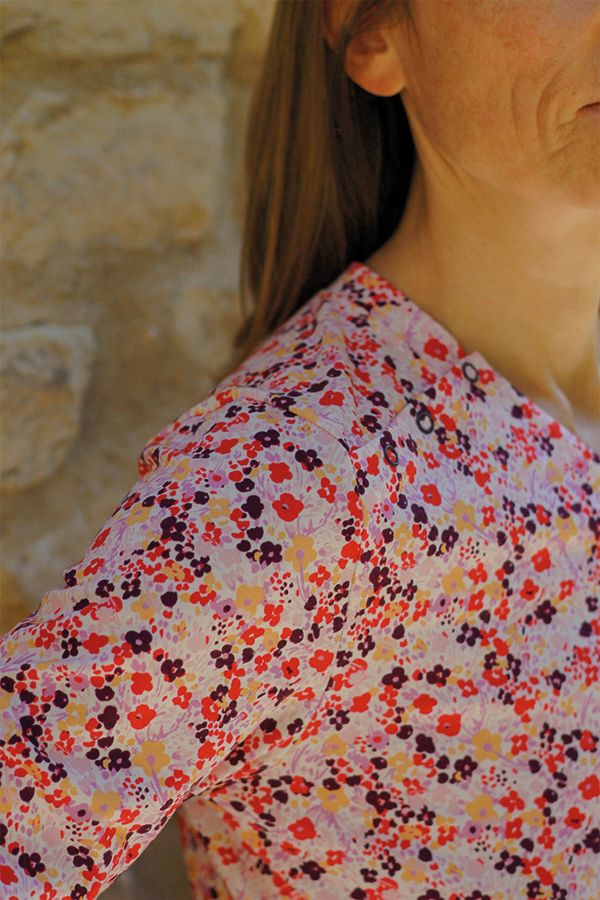 Détail des boutons pression en dessous de l'épaule du T-shirt à motifs fleuris pour perfusion femme