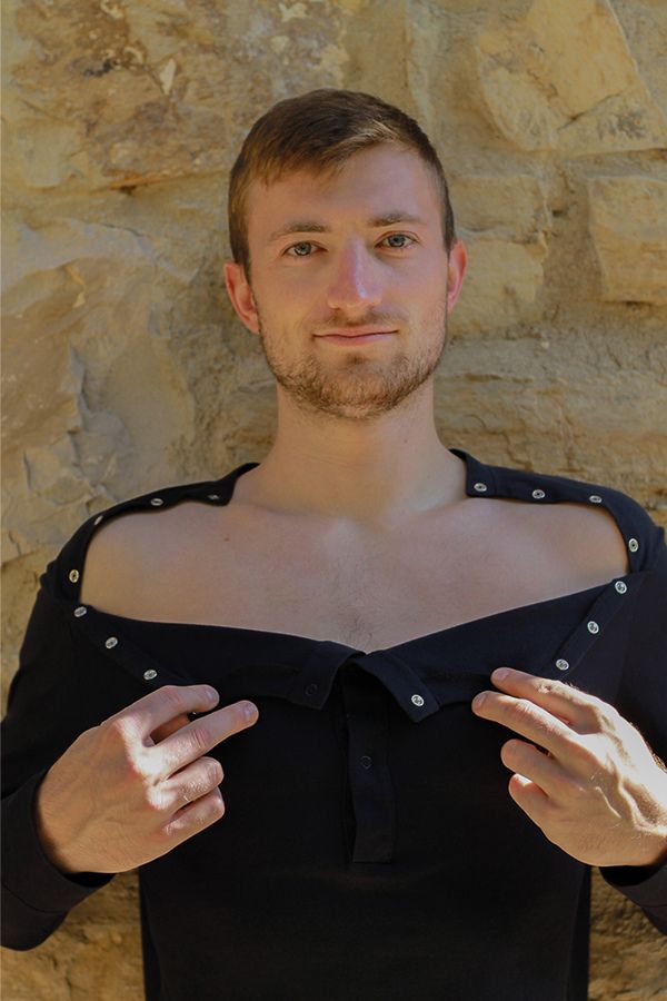 Large ouverture au niveau du thorax du tee-shirt spécial chimio pour homme à manches longues
