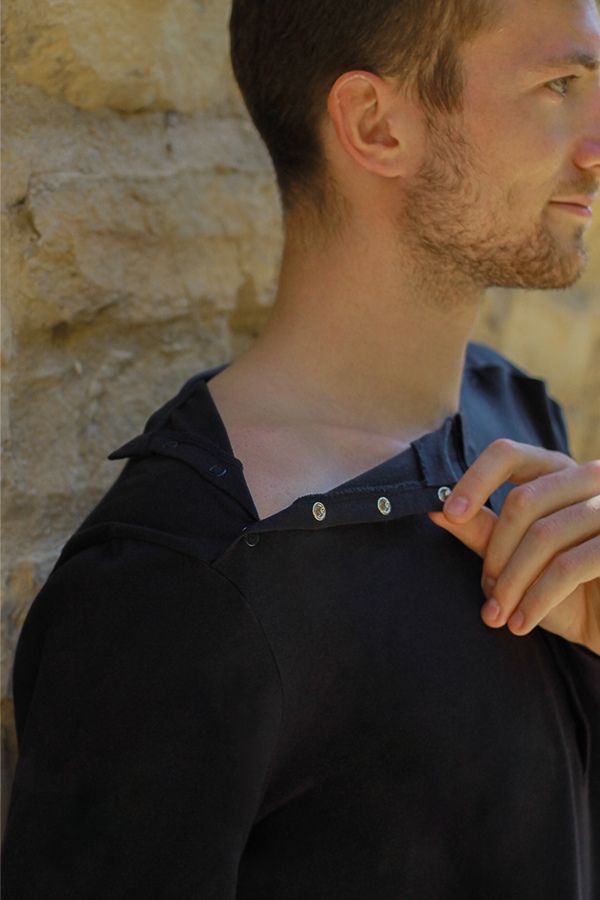 Ouverture sur l'épaule du tee-shirt spécial chimio pour homme à manches longues