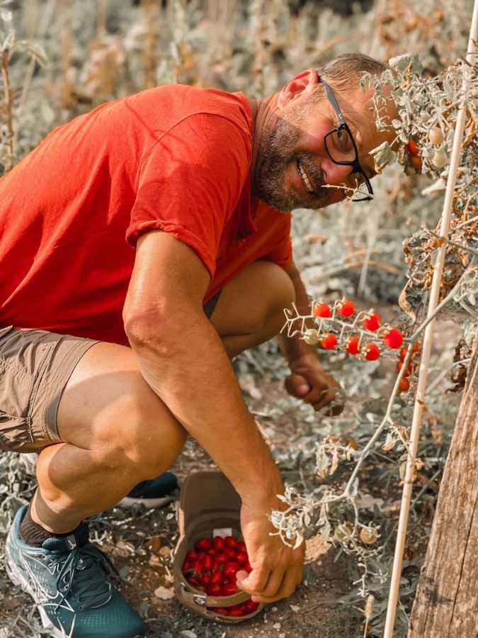 Vivre avec un cancer : photo de Lionel qui cueille des fruits