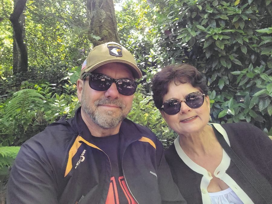 Vivre avec un cancer : photo de Lionel et sa femme dans le jardin