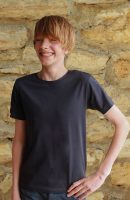 CalinKid-Bleu_marine Photo du tee-shirt adapté au Broviac® pour enfant à manches courtes