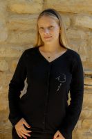 Photo de Cocoonea, un vêtement pratique pour perfusion, illustré d'un dessin de résiliente