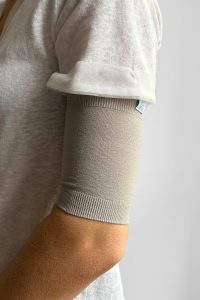 Eclipseo_Premium_Gris_Zoom_Bras un manchon de protection pour une fistule en dialyse ou pour un dispositif dans la partie haute du bras