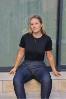 Femme_avec_jean_assise