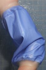 manchon de protection pour la douche de dispositifs dans le bras comme un pansement, en complément des autres accessoires adaptés à la maladie