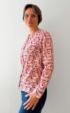 Photo du T-shirt à motifs fleuris pour perfusion porté par une femme